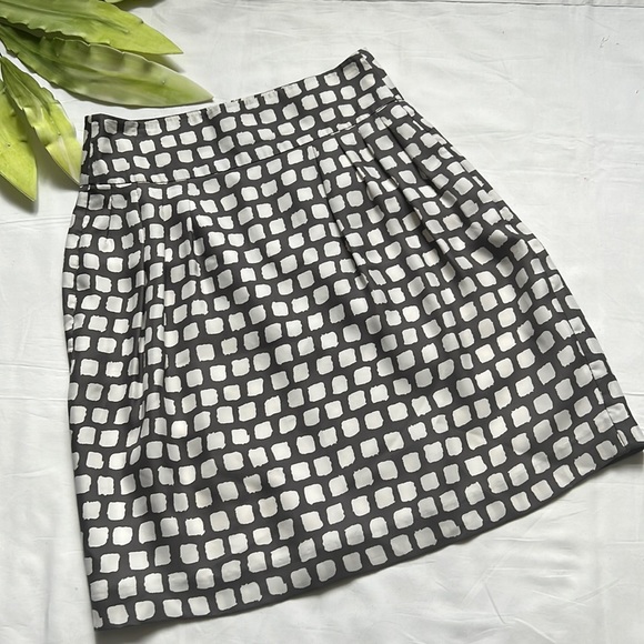 ⭐️Banana Republic Silk Skirt⭐️ - Picture 1 of 6